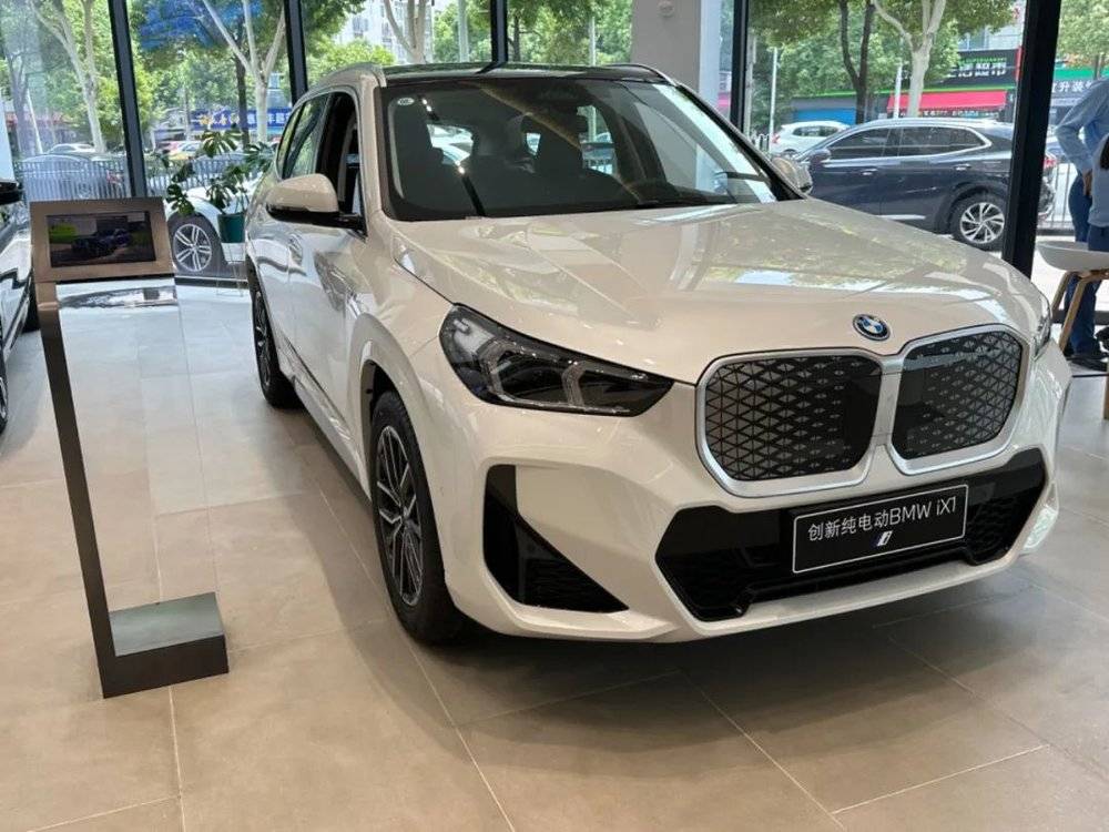 蓝狮平台登录：打“骨折”的BBA门店，围满了消费者