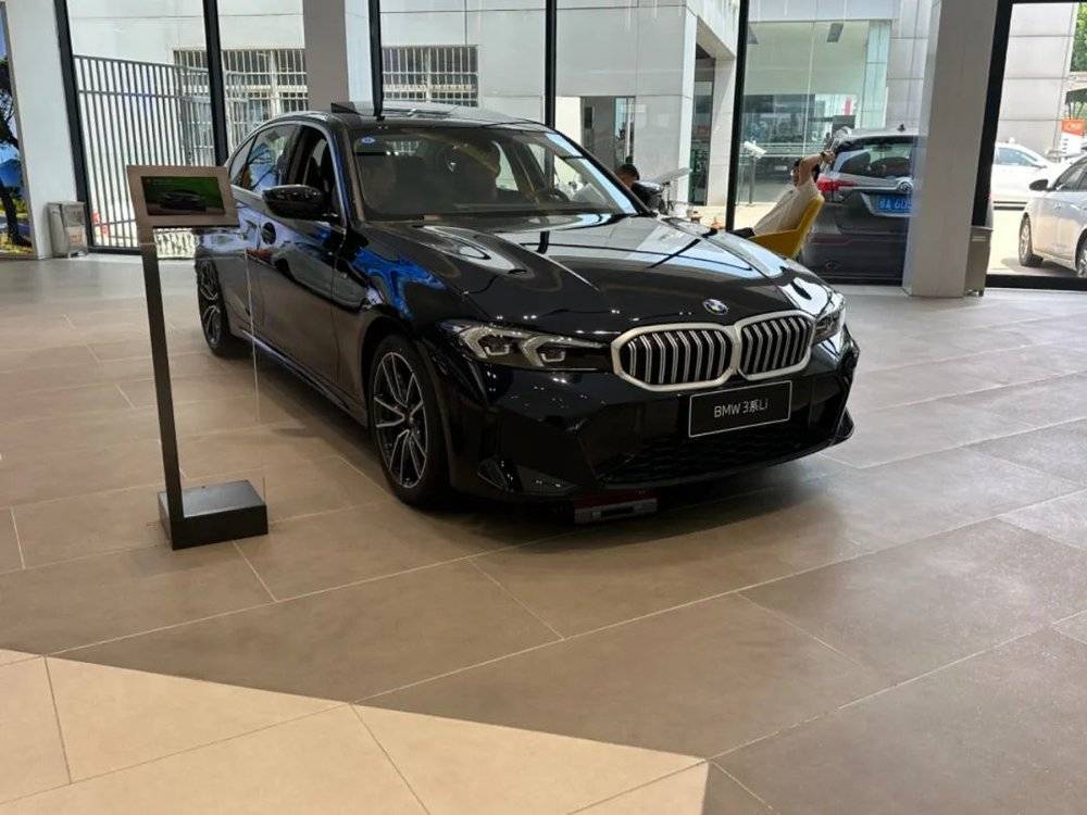 蓝狮平台登录：打“骨折”的BBA门店，围满了消费者