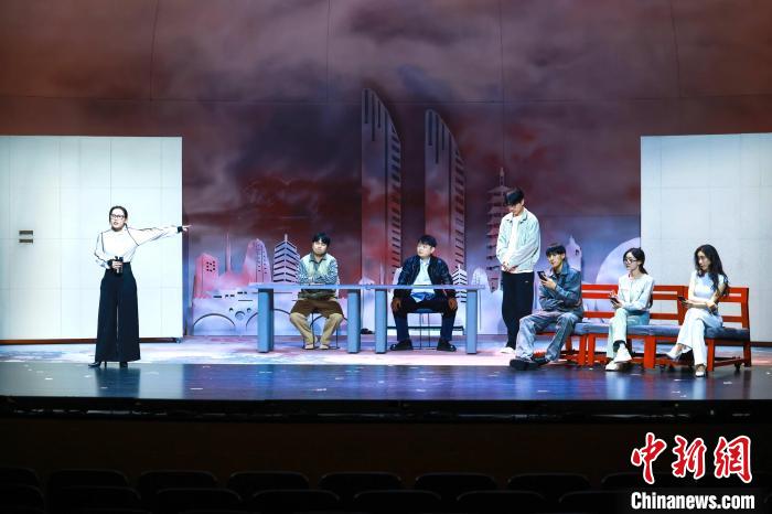 蓝狮平台登录:开心麻花厦门原创轻喜剧《月老帮帮忙》全国首演